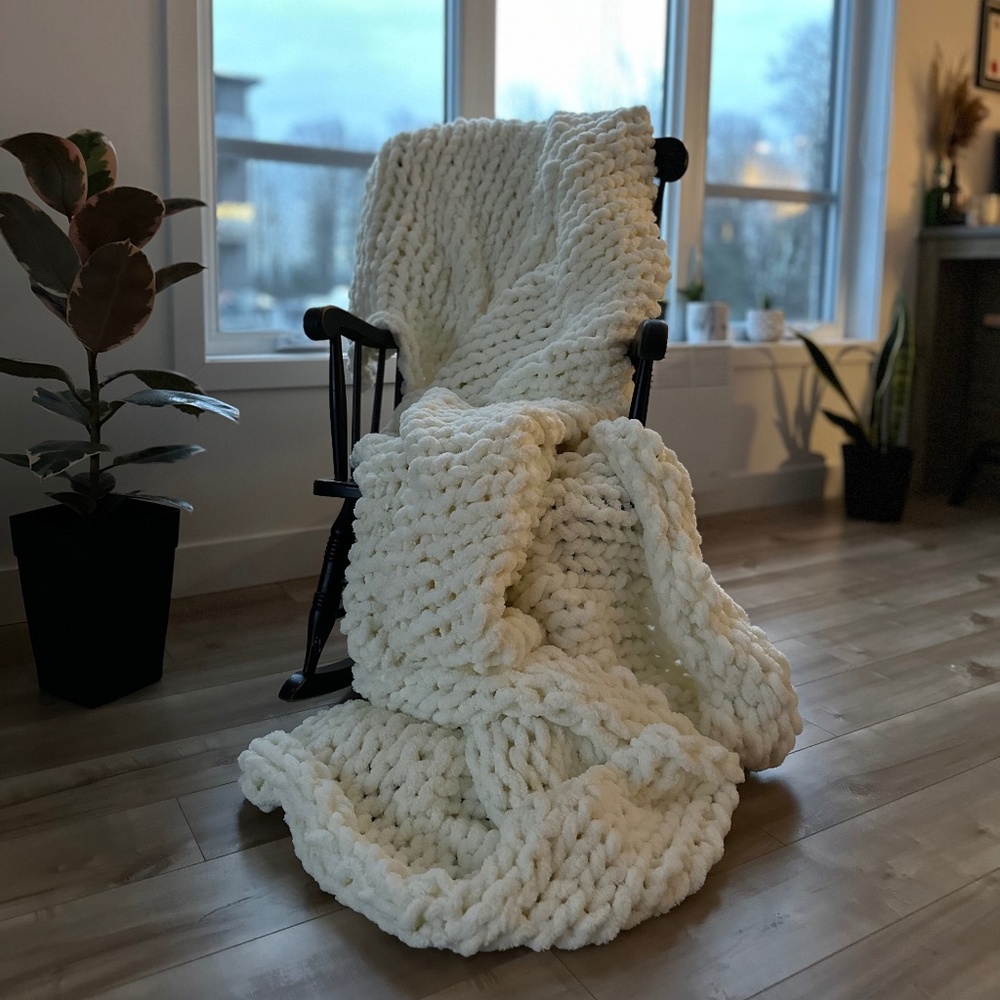 HANDMADE QUEEN SIZE KNIT BLANKET🧶